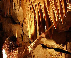 Luce Maioli play the stalactites